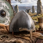 Casco Celta Medieval – Acero Ennegrecido y Latón Grabado - 1