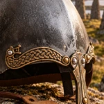 Casco Celta Medieval – Acero Ennegrecido y Latón Grabado - 3