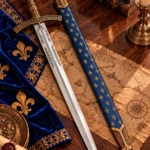 Espada medieval francesa del s. XIV con flor de lis y vaina azul, 109 cm - 1